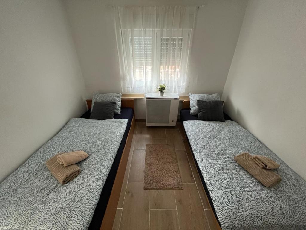 波熱加的住宿－Budget Friendly，一间设有两张床和一张桌子的房间