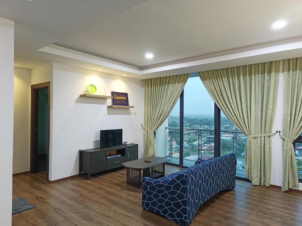 een woonkamer met een bank, een tv en ramen bij A.Foo Homestay 4.2 @ Vivacity Megamall Jazz Suite 4 in Kuching