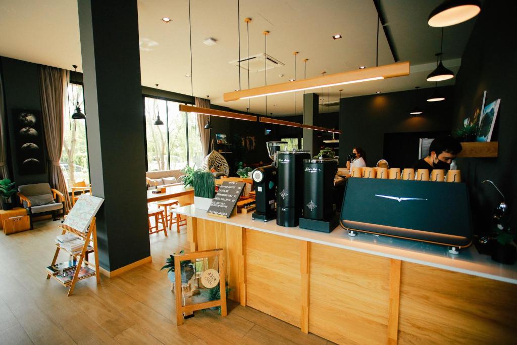 bliQ Hotel Chanthaburiにあるキッチンまたは簡易キッチン