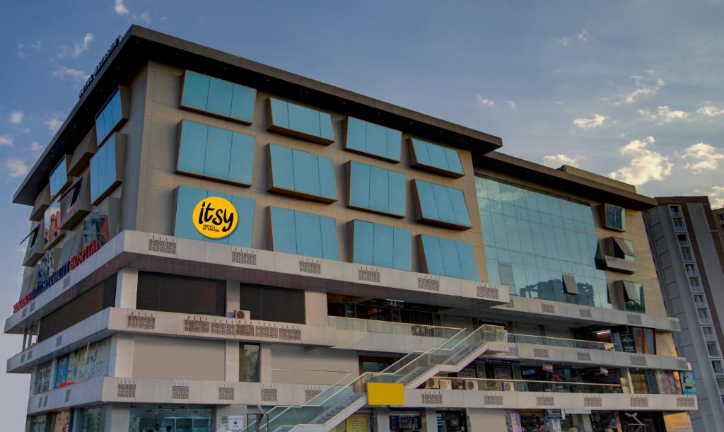 um edifício com um sinal de krispy kreme amarelo em Itsy By Treebo - Natasha - Vesu, Surat em Surat