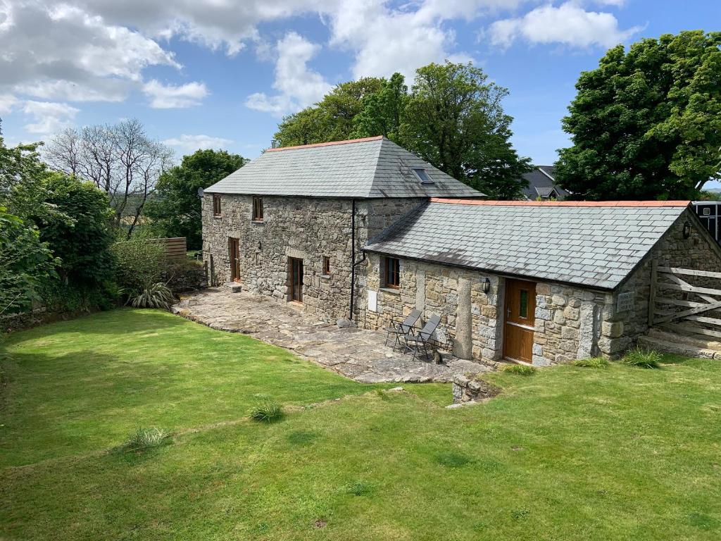 an old stone house with a grass yard at Sleepy Fox in Bodmin