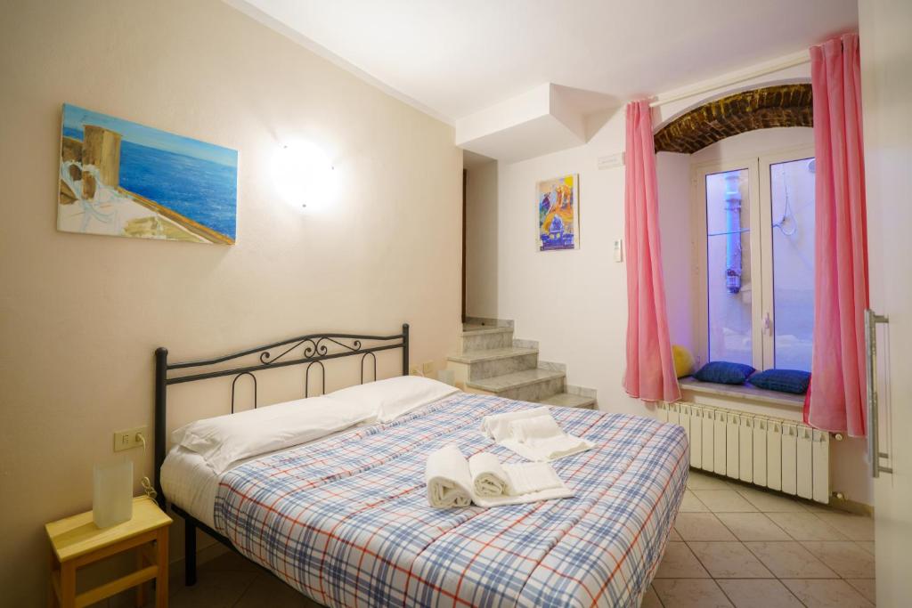 a bedroom with a bed with two books on it at A due passi dal Mare in Riomaggiore