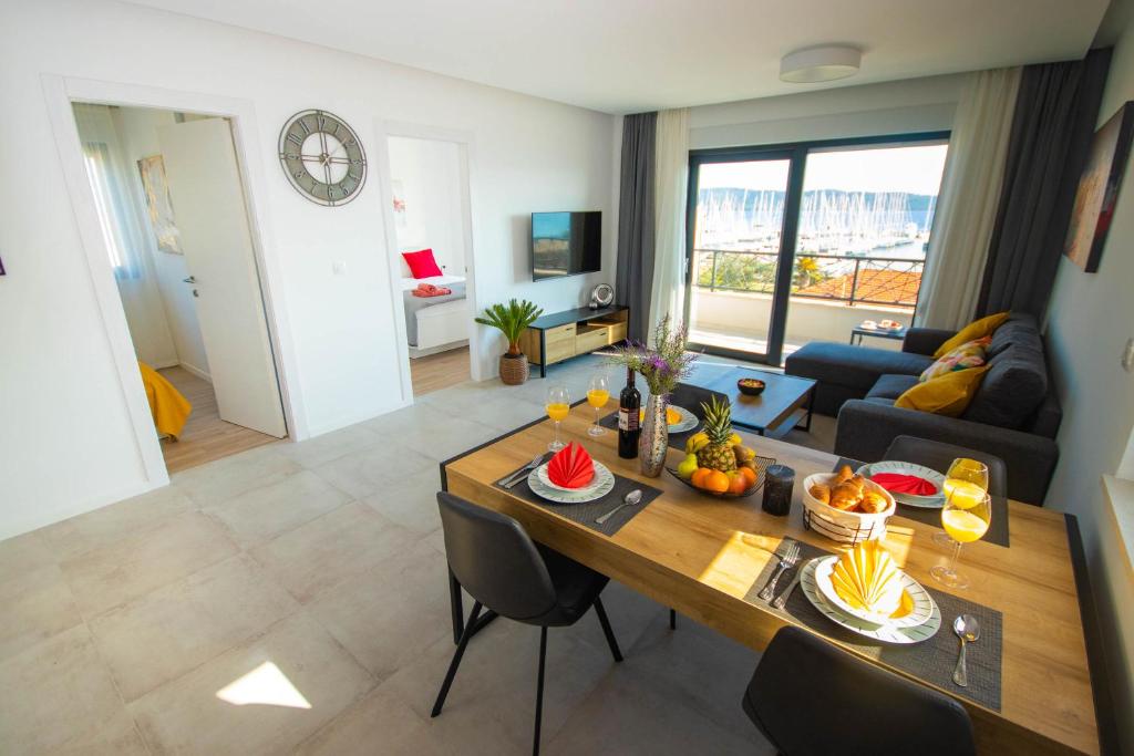 a living room with a table with fruit on it at Apartmani LE-LU in Kaštela