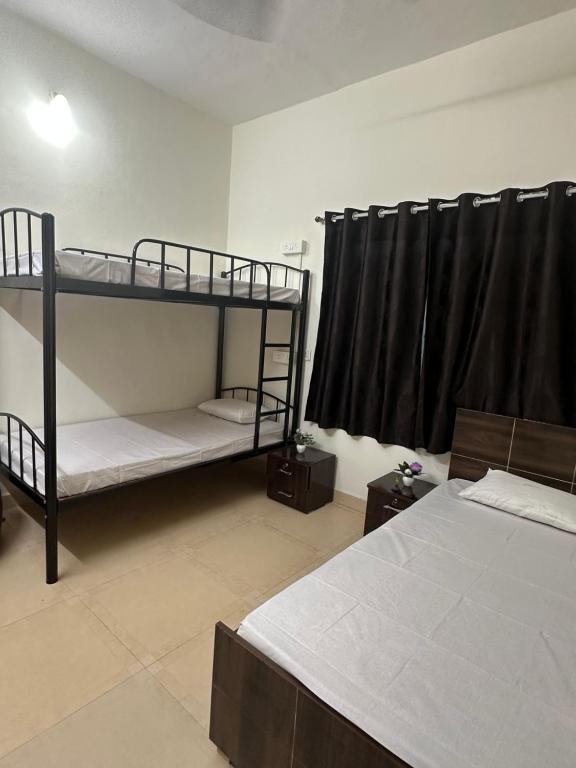 een slaapkamer met 2 stapelbedden in een kamer bij Elite stays in Pune