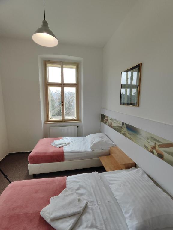 Postel nebo postele na pokoji v ubytování Hotel Stará Škola