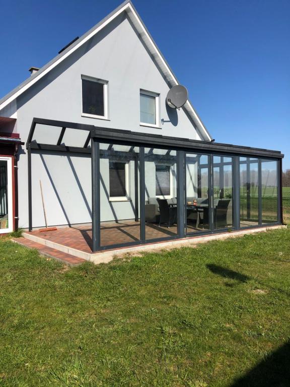 eine Erweiterung zu einem Haus mit Glastüren in der Unterkunft Ferienhaus Isaro in Ludwigsburg