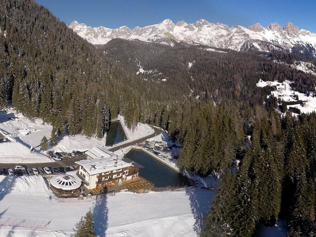 una vista aérea de un lodge de esquí en las montañas en Hotel Pensione Dolomiti en Falcade