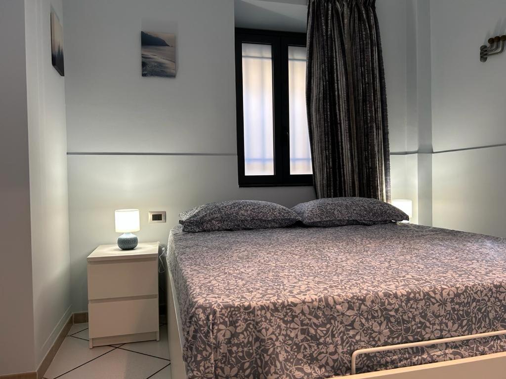 Le stanze di Efesto في لينغواغلوسا: غرفة نوم بسرير ونافذة