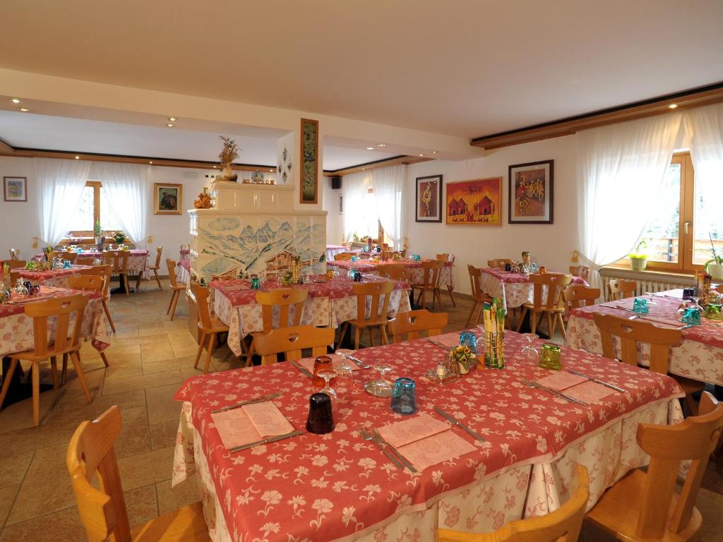 A restaurant or other place to eat at Hotel Pensione Dolomiti