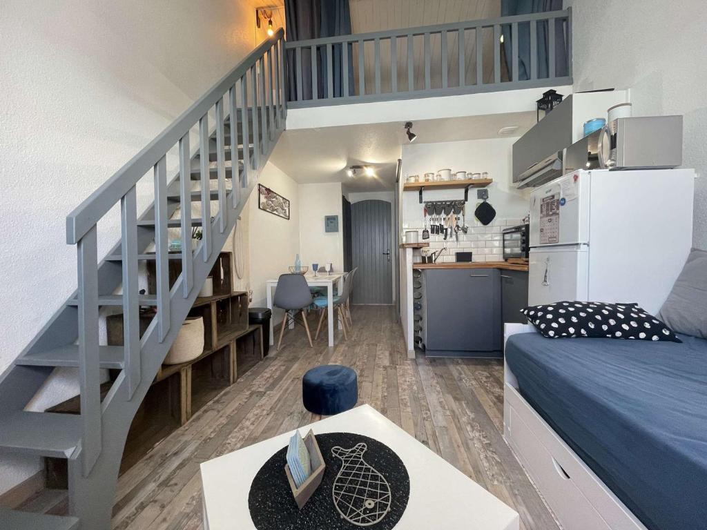 Apartamento pequeño con escalera y sala de estar. en Appartement Noirmoutier-en-l'Île, 1 pièce, 4 personnes - FR-1-224B-99, en Noirmoutier-en-l'Île