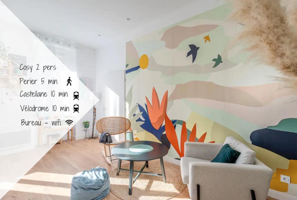 - un salon orné d'une fresque murale dans l'établissement Charmant T2 Proche du Prado, Perier et Castellane, à Marseille