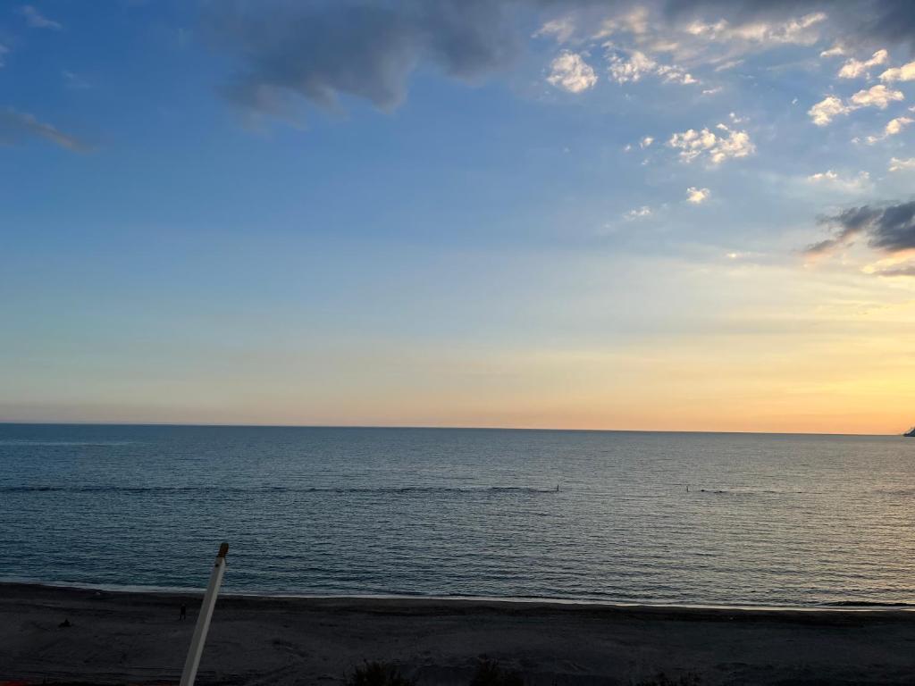サレルノにあるCasa Vista Mareのビーチから夕日を眺めることができます。
