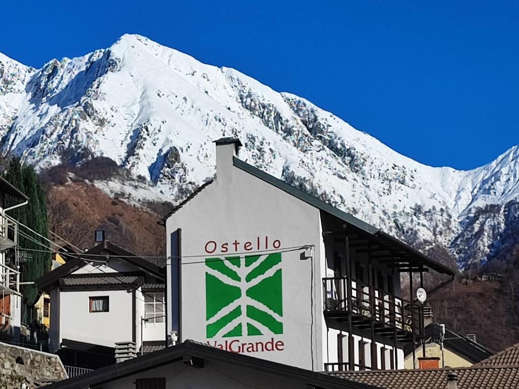 Nespecifikovaný výhled na hory nebo výhled na hory při pohledu z hostelu