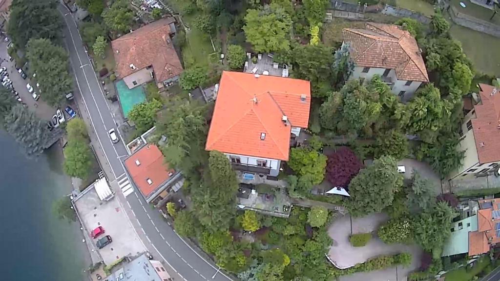 Pohľad z vtáčej perspektívy na ubytovanie suitecastlelakeview 3