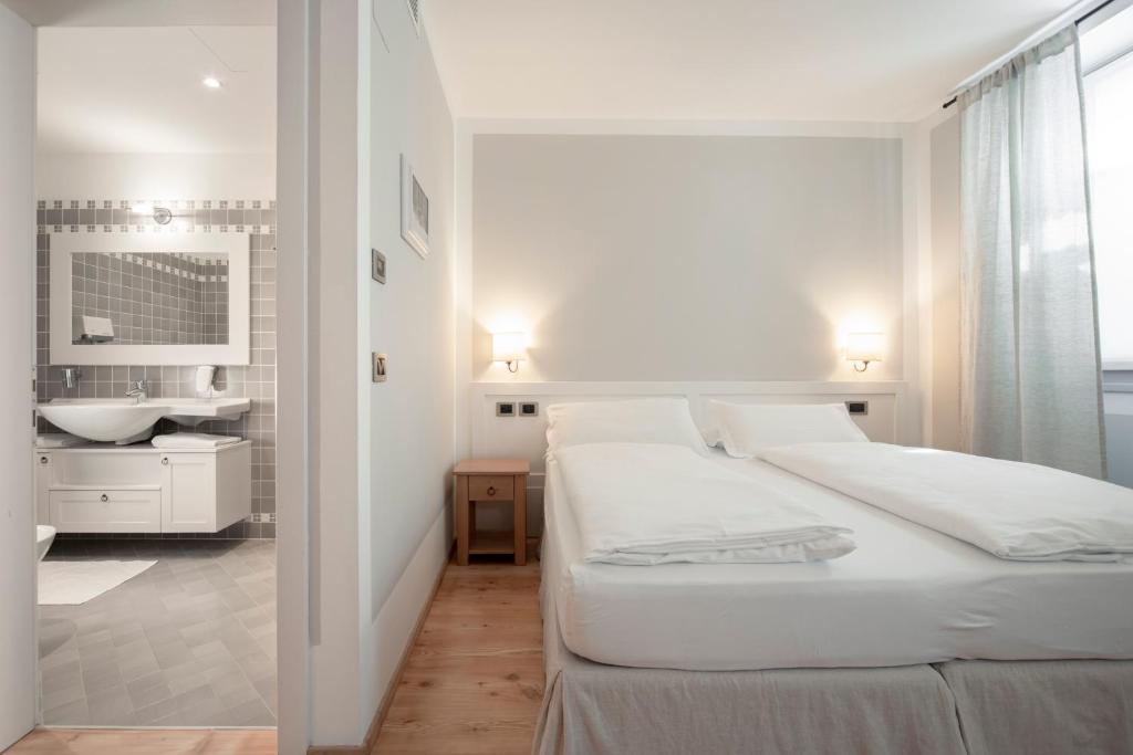 La Canonica Suite Apartments New Location - Sala Quadruples