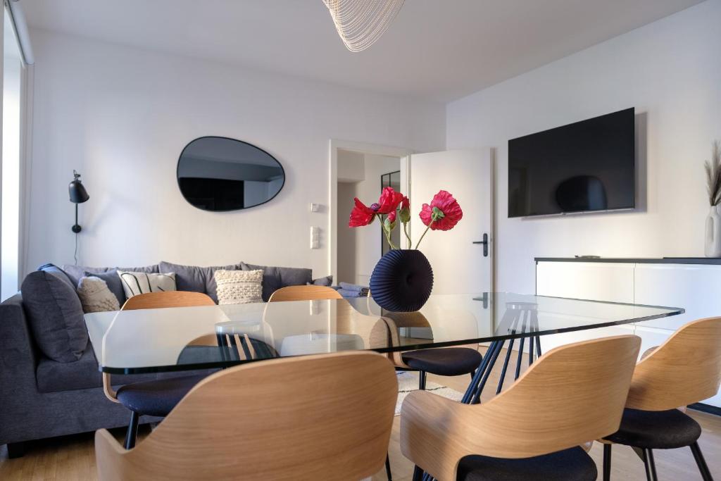ein Wohnzimmer mit einem Glastisch und einem Sofa in der Unterkunft Vienna Experience in Wien