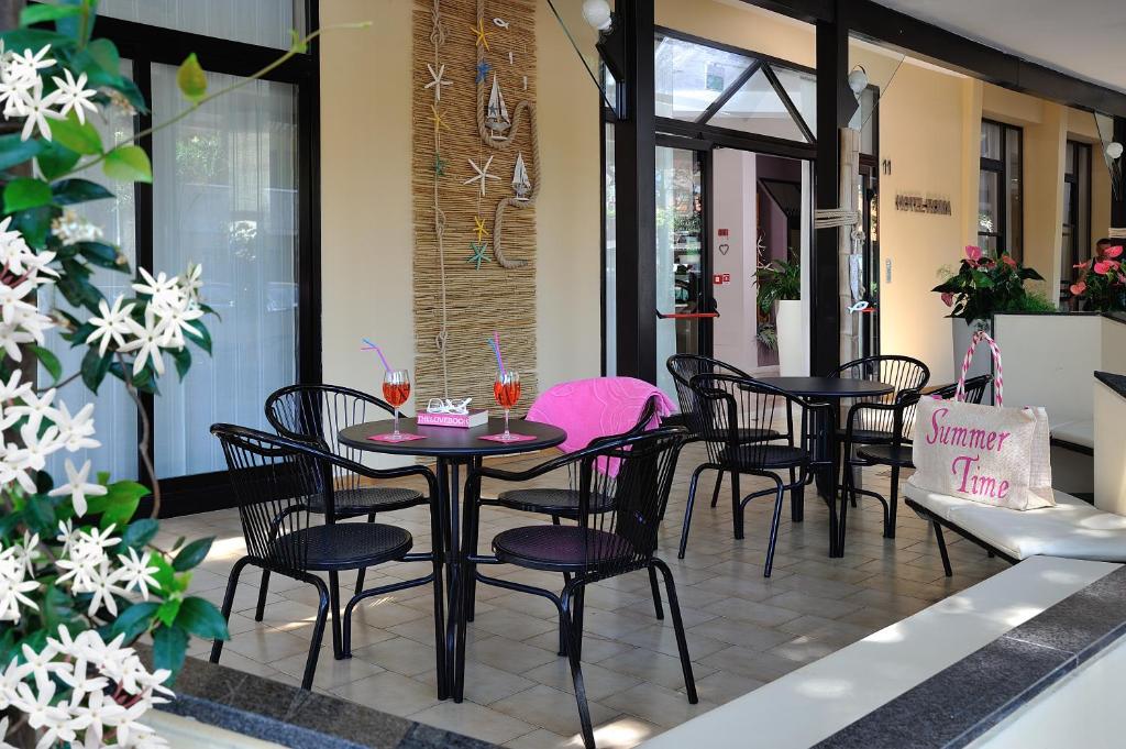 A seating area at Hotel Roma