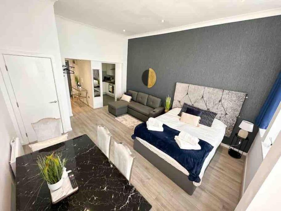 リバプールにあるFabulous City Centre Apartments - Special Occassion Packages Availableのベッドルーム1室(ベッド1台付)、リビングルームが備わります。