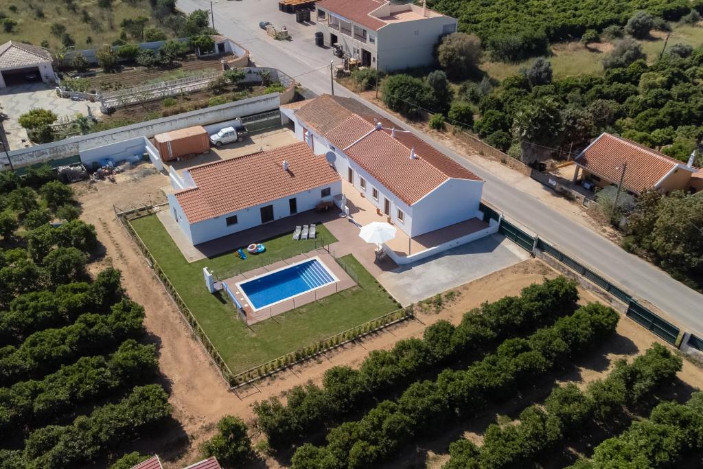 una vista aérea de una casa con piscina en Villa para 10 em Porches com piscina aquecida e ar condicionado, en Porches