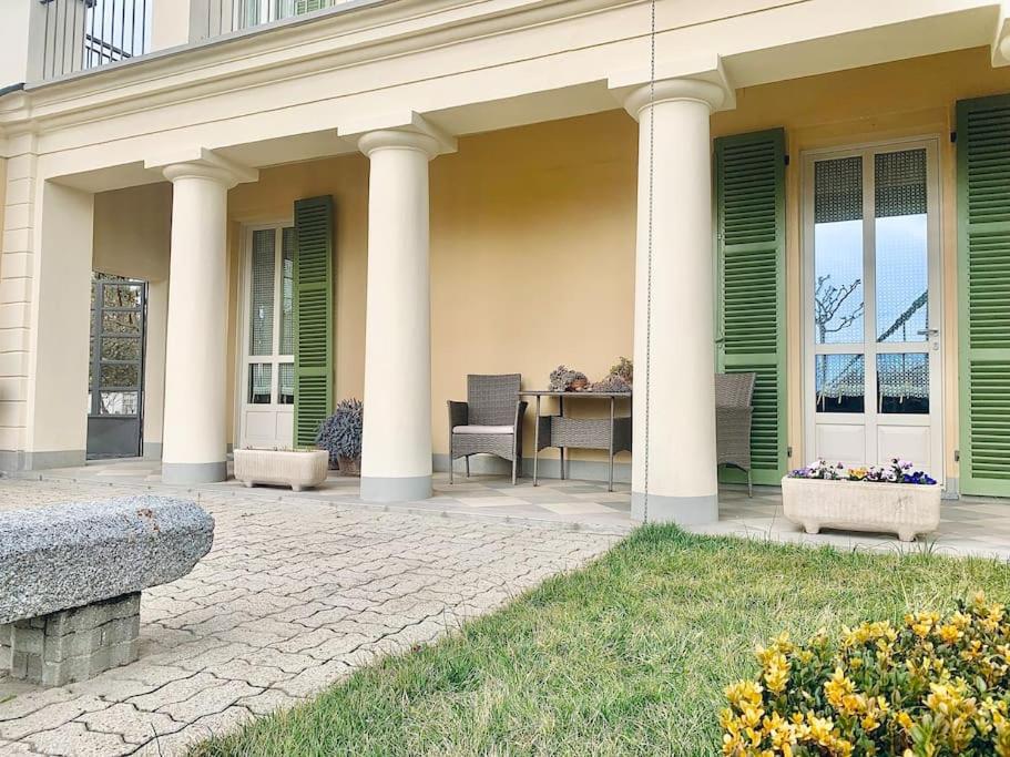 um alpendre de uma casa com colunas e uma mesa em Appartamento in campagna em Savigliano