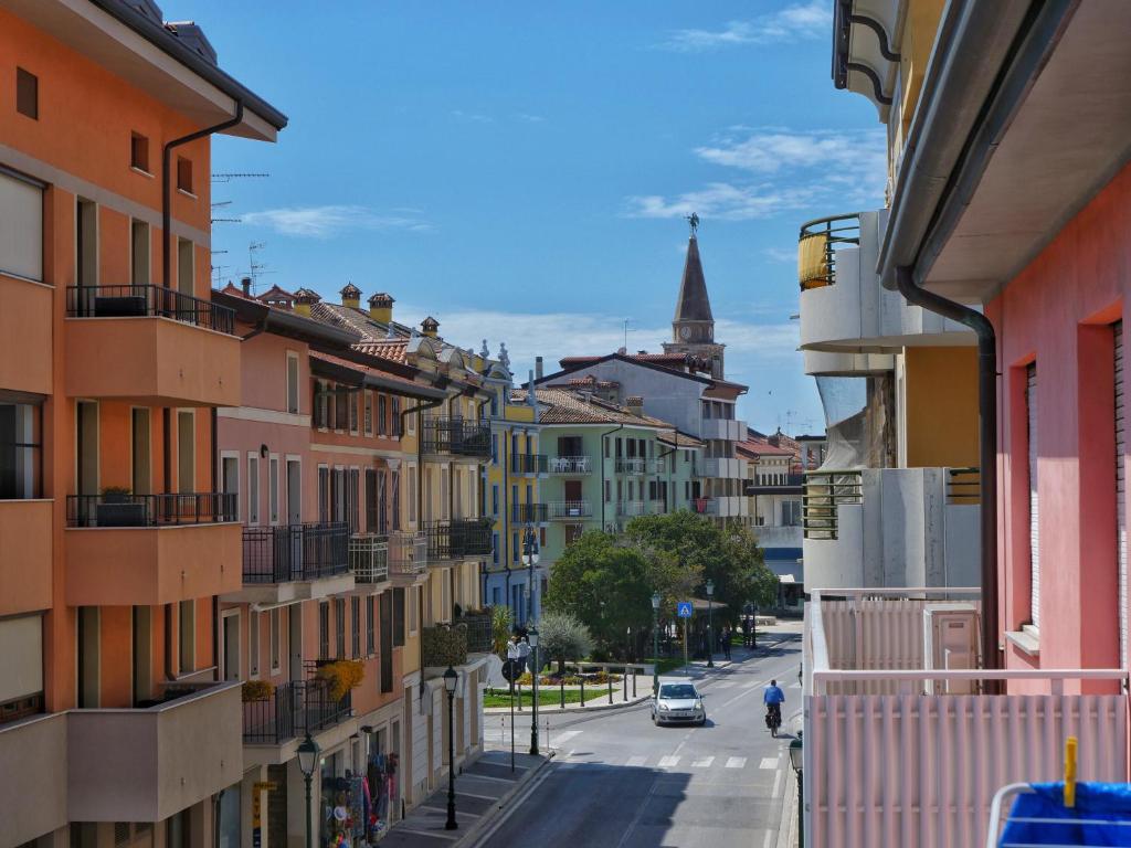 una vista di una strada cittadina con edifici di Lounge Del Duca, centralissimo bicamere su due livelli - posto auto a richesta a Grado