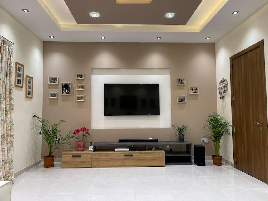 比爾澤布賈的住宿－Sunrise Apt - Modern Studio Apt near the Beach，客厅的墙上配有平面电视。