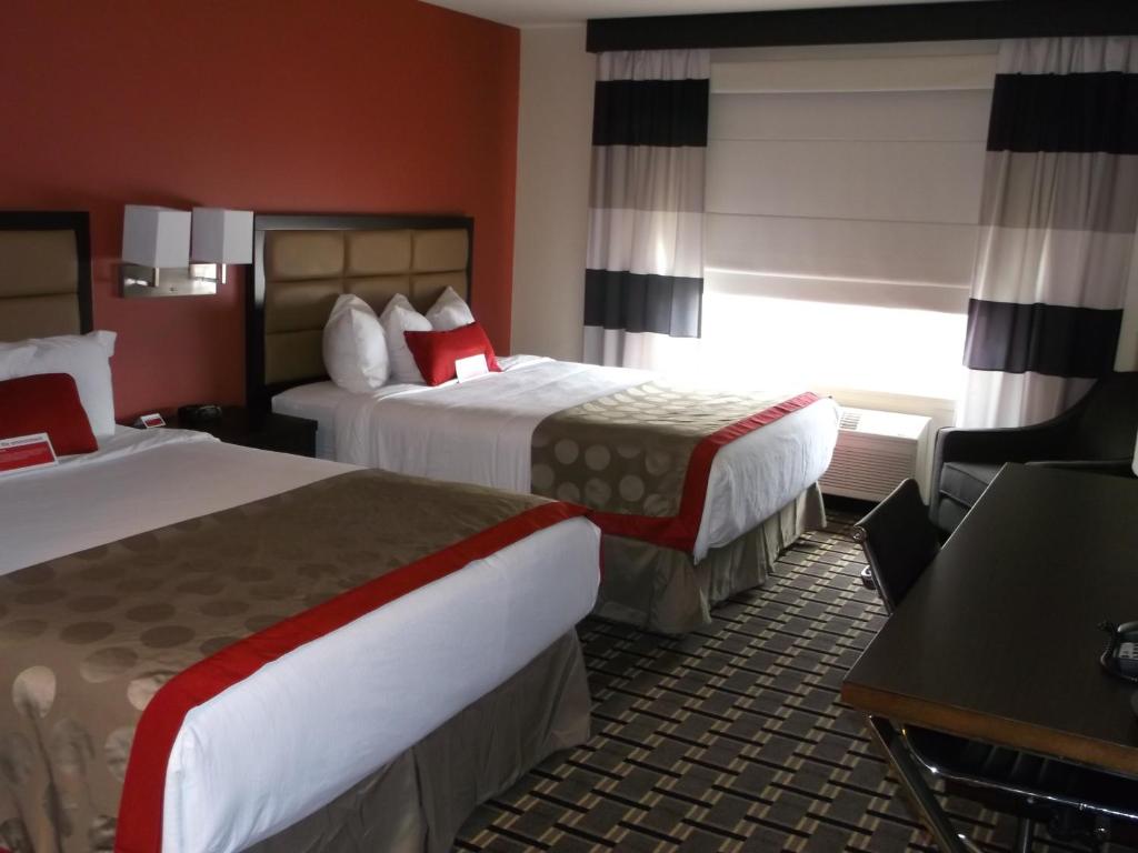Postel nebo postele na pokoji v ubytování Ramada by Wyndham Edson