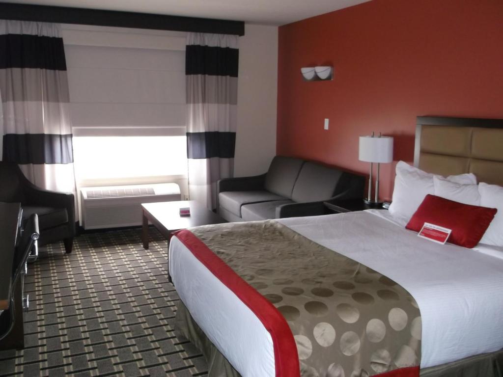 Postel nebo postele na pokoji v ubytování Ramada by Wyndham Edson