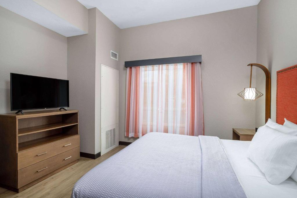 La Quinta Inn & Suites by Wyndham Augusta Fort Eisenhower - King Studio с Roll-In Desm