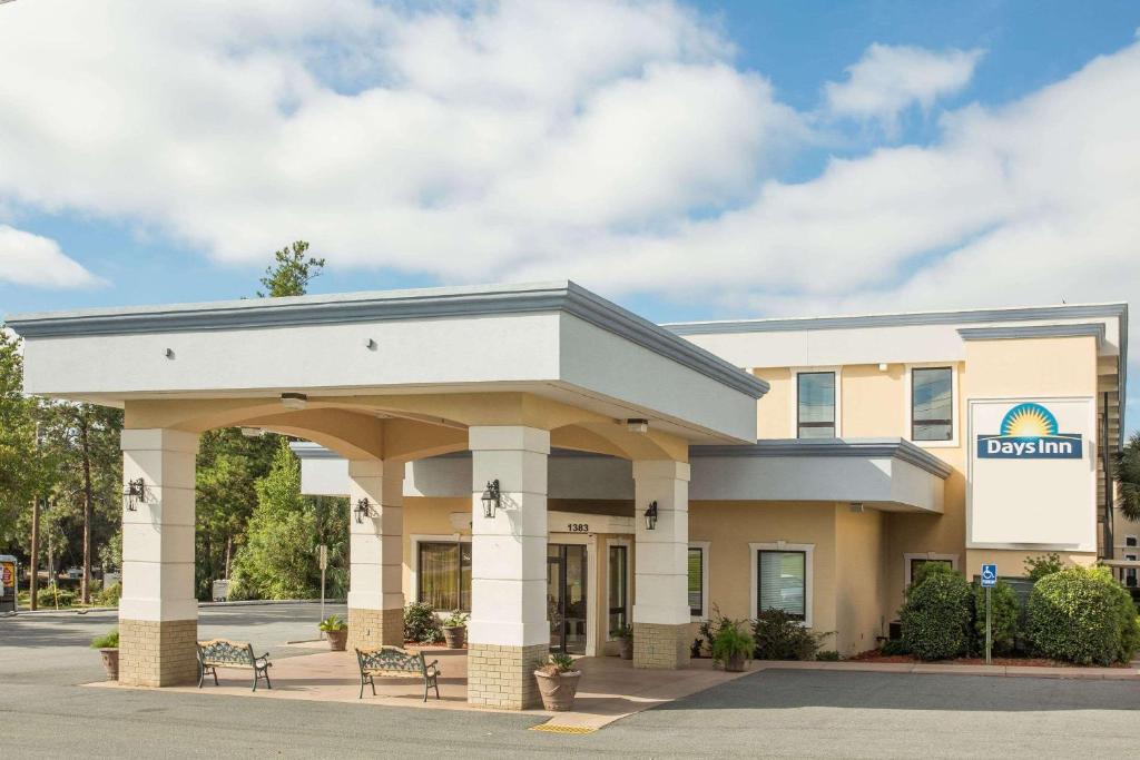 a rendering of the front of aldrin inn at Days Inn by Wyndham Valdosta/Near Valdosta Mall in Valdosta