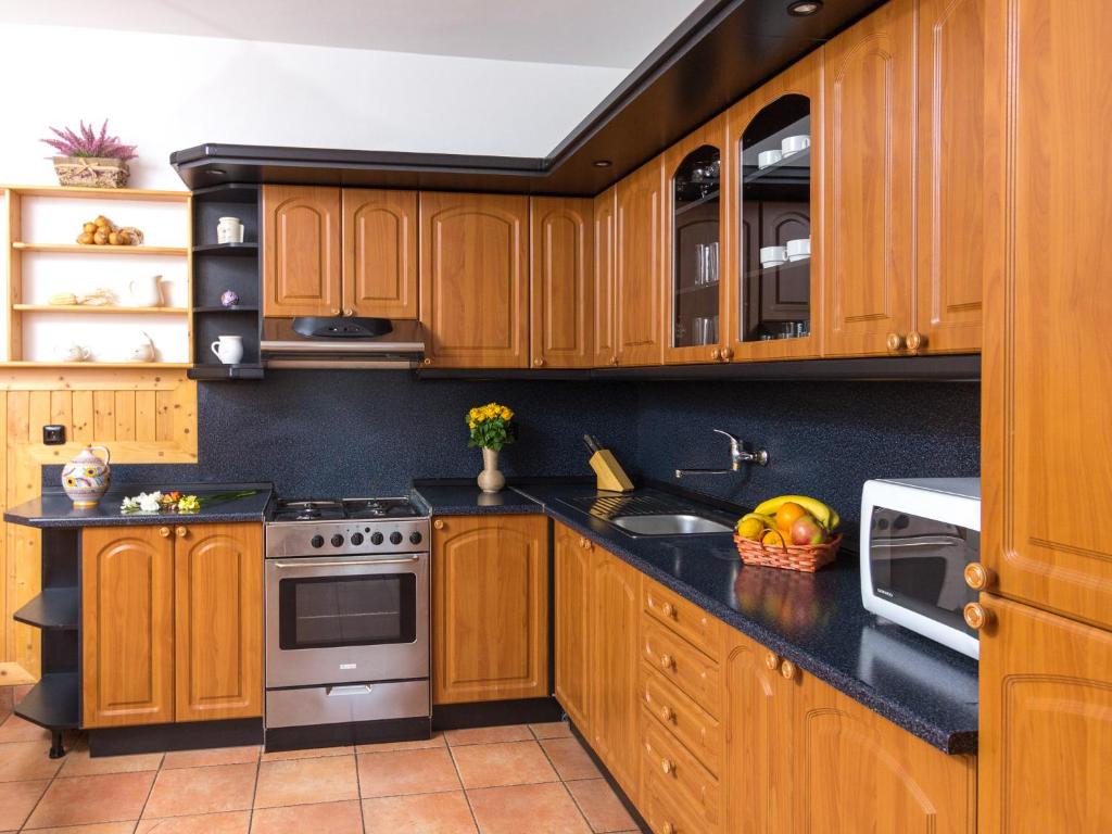 A kitchen or kitchenette at Villa Tatry Stola