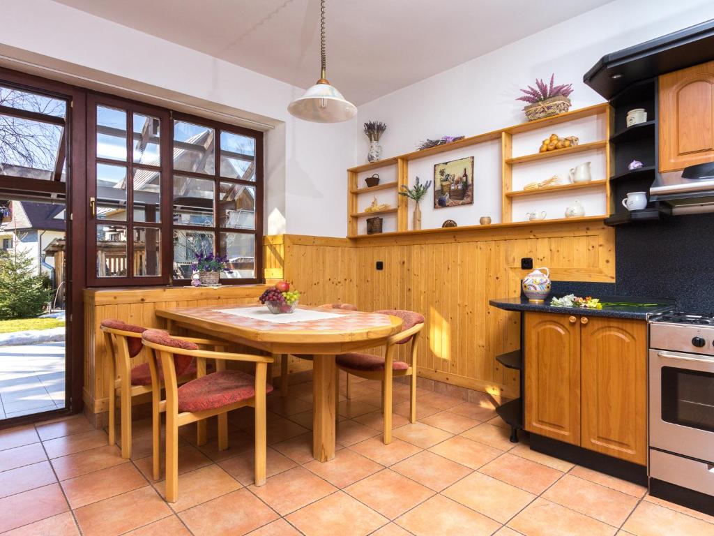 A kitchen or kitchenette at Villa Tatry Stola