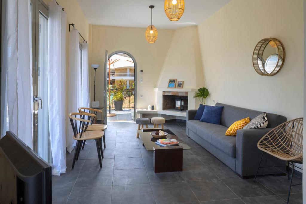 - un salon avec un canapé bleu et des chaises dans l'établissement Sunny Sea House, à Rafína