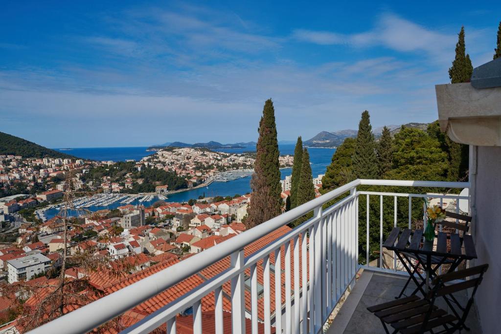 balcón con vistas a la ciudad en Dubrovnik View Apartments, en Dubrovnik
