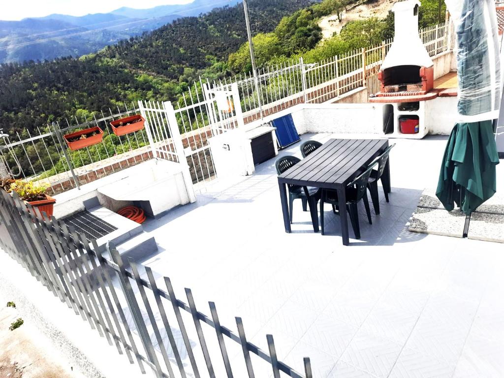 einen Tisch und Stühle auf einem Balkon mit Aussicht in der Unterkunft Appartamento Savona in Savona
