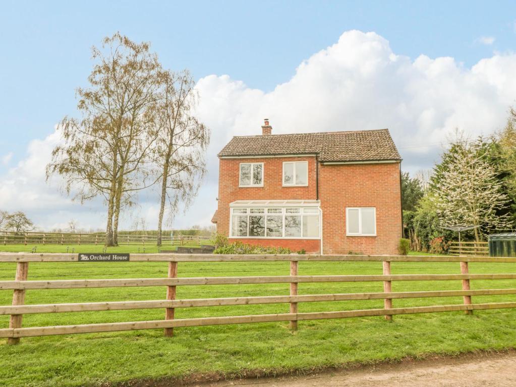 una casa con una valla delante en Orchard House, en Leominster