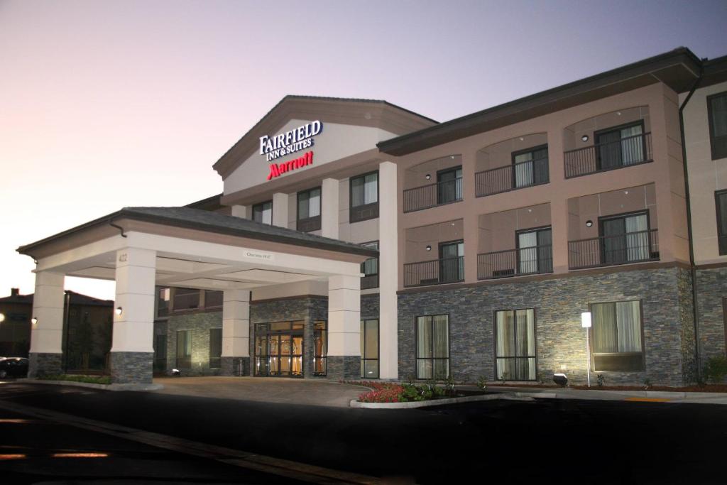 Fairfield Inn & Suites Tehachapi في تيهاتشابي: تقديم فندق بواجهة المبنى