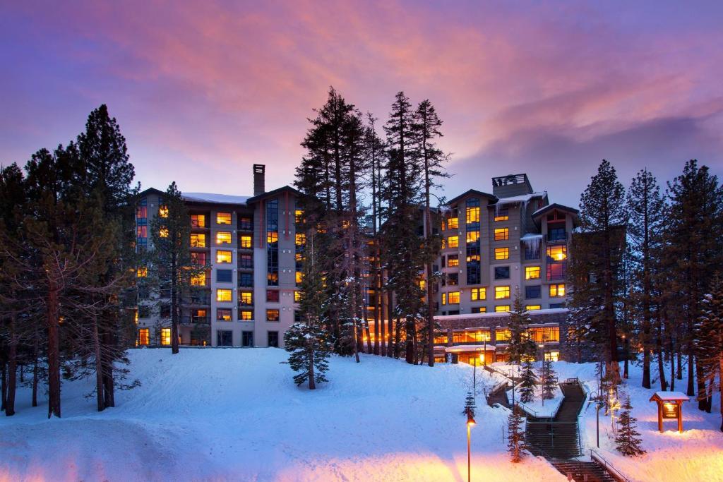 un hotel en la nieve por la noche en invierno en The Westin Monache Resort, Mammoth en Mammoth Lakes