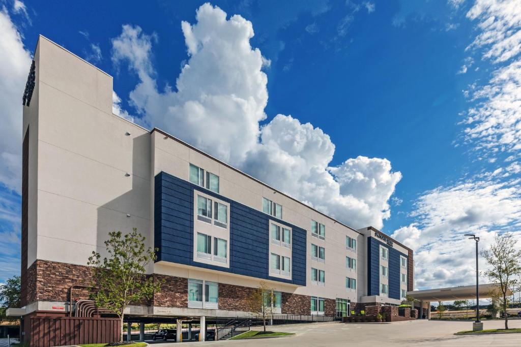 un edificio con facciata blu e bianca di SpringHill Suites by Marriott Austin West/Lakeway a Lakeway