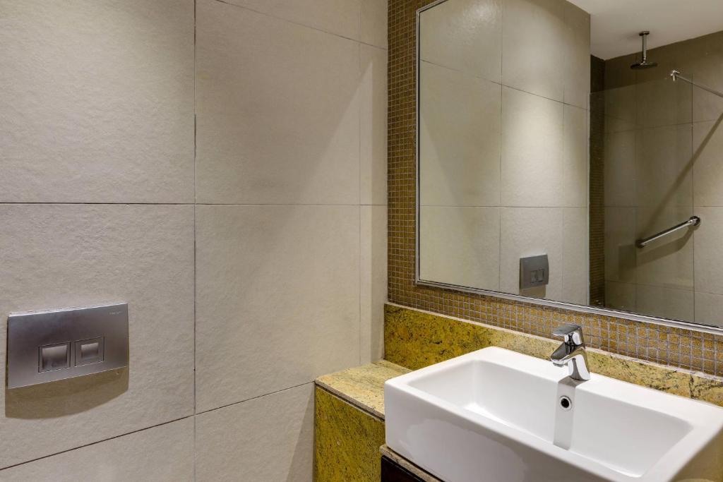 Koupelna v ubytování Protea Hotel by Marriott Ikeja Select