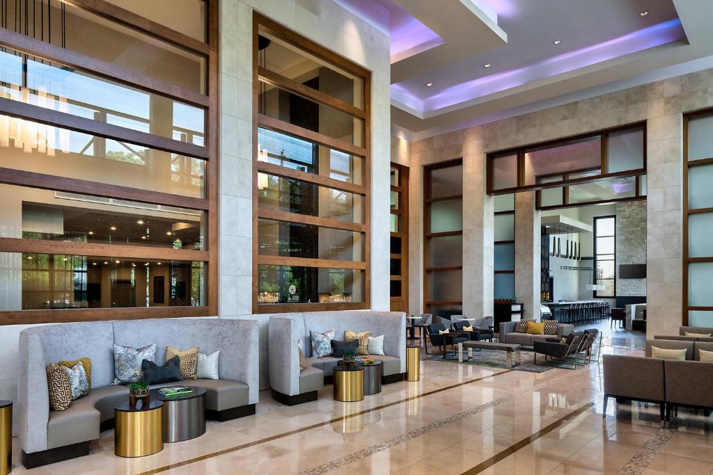 eine Lobby mit Sofas und Tischen in einem Gebäude in der Unterkunft Atlanta Marriott Buckhead Hotel & Conference Center in Atlanta
