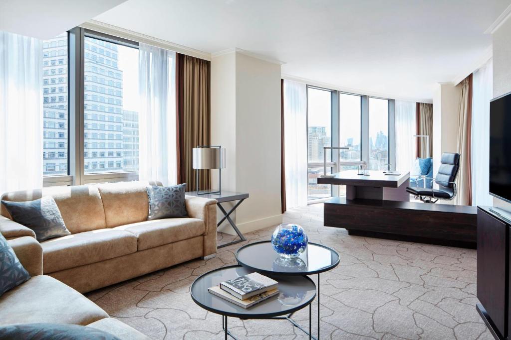 
Curve Suite with Lounge Access
