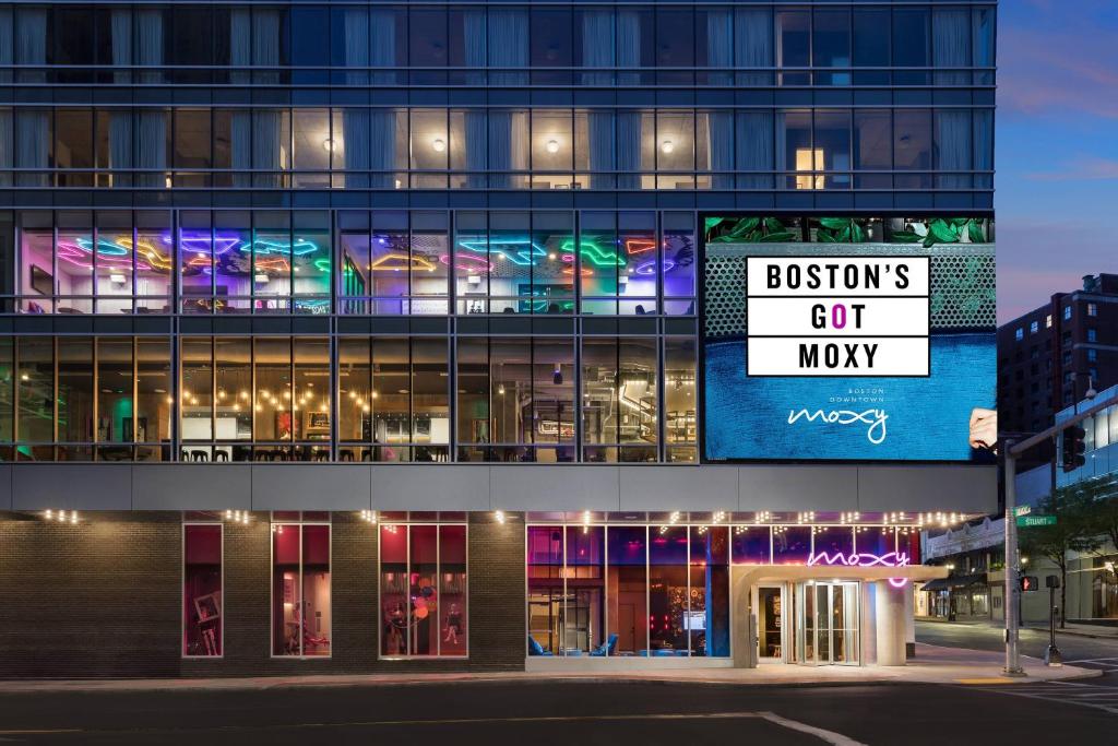 ボストンにあるMoxy Boston Downtownのお金を読み取る看板のある建物