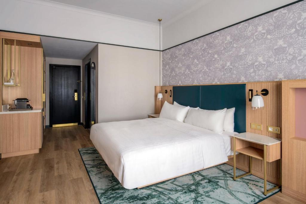 Postel nebo postele na pokoji v ubytování Brussels Marriott Hotel Grand Place