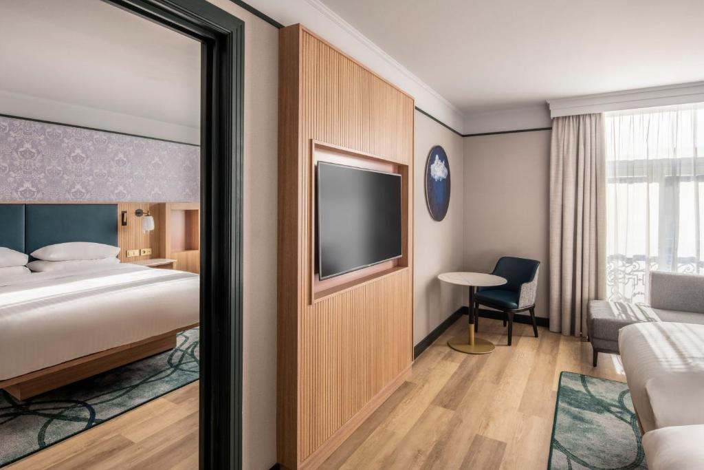 Postel nebo postele na pokoji v ubytování Brussels Marriott Hotel Grand Place
