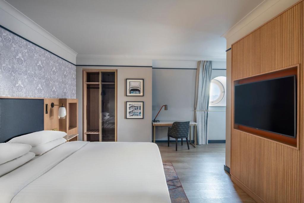 Postel nebo postele na pokoji v ubytování Brussels Marriott Hotel Grand Place