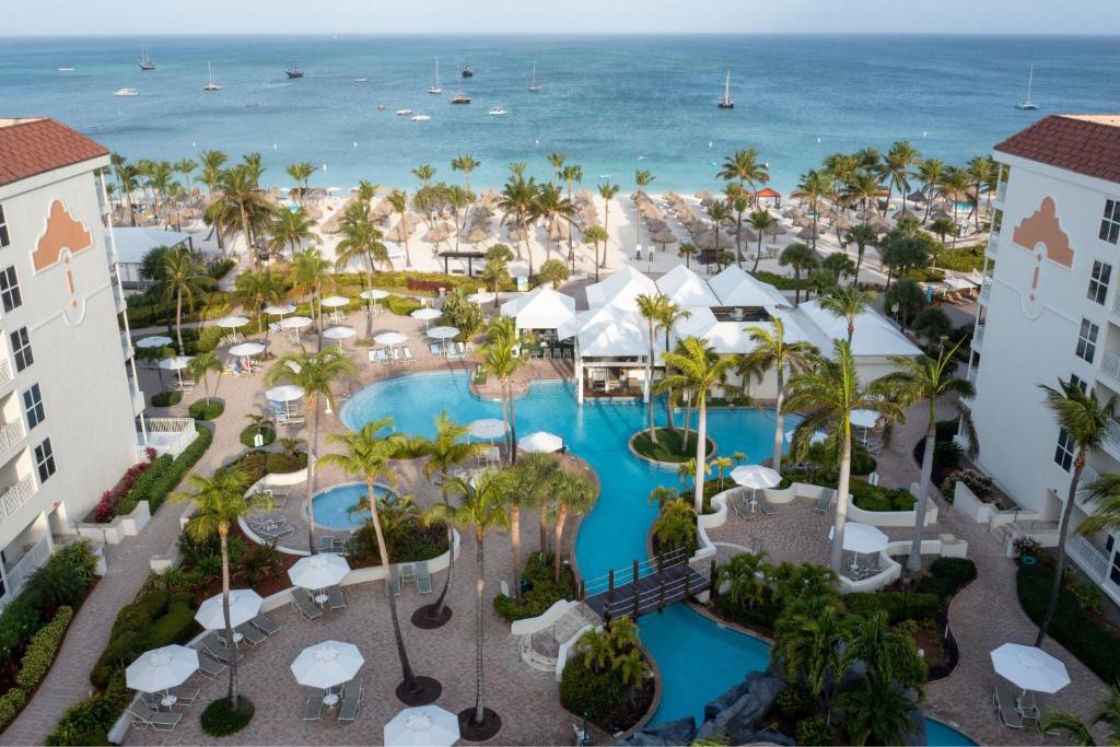 uma vista aérea do resort com o oceano ao fundo em Marriott's Aruba Ocean Club em Palm-Eagle Beach