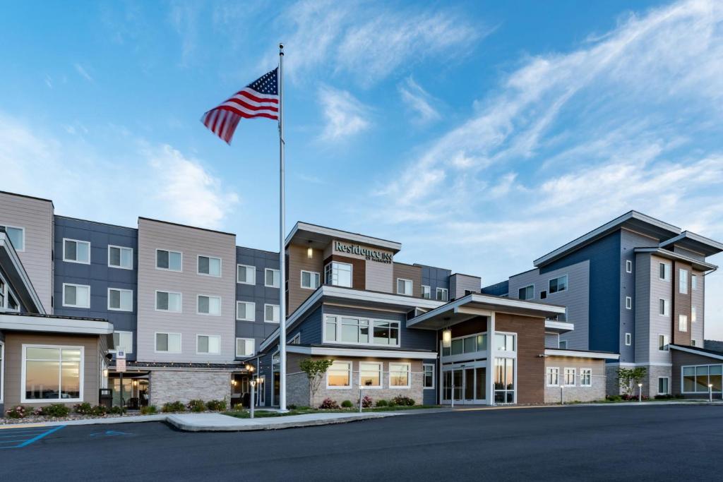 uma bandeira americana a voar sobre um hotel em Residence Inn by Marriott Wilkes-Barre Arena em Wilkes-Barre