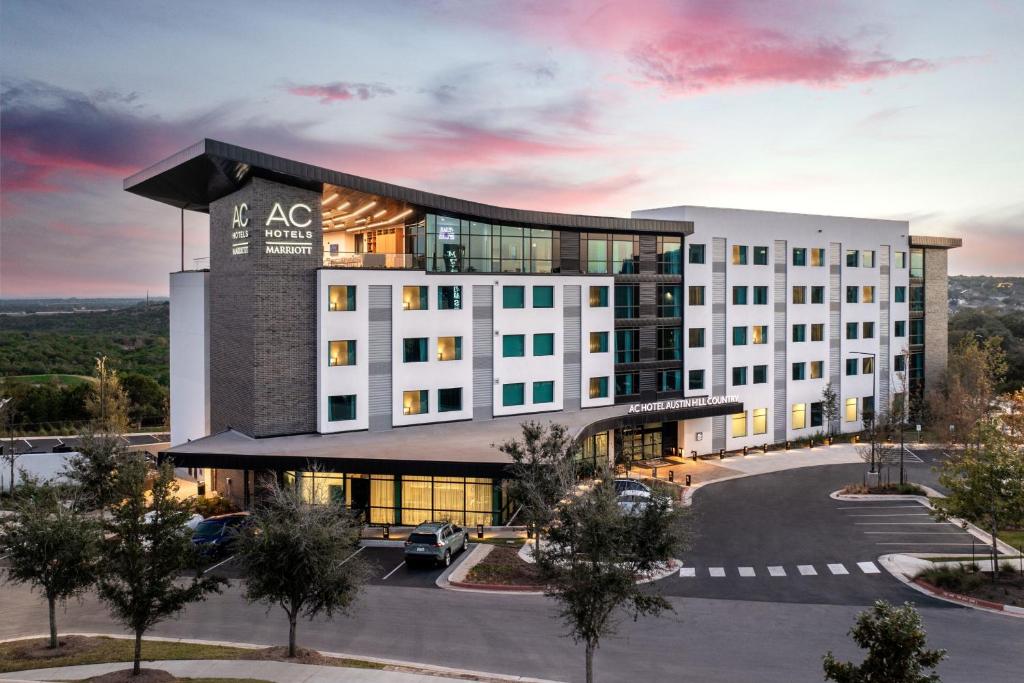 una imagen de un hotel con un edificio en AC Hotel by Marriott Austin Hill Country en Austin