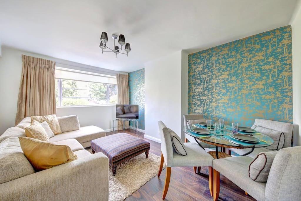 sala de estar con sofá y mesa en 2 bed flat - SW London with parking en Teddington